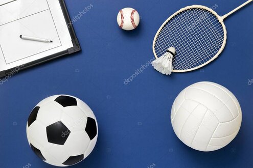Badmintontrainer die uitleg geeft in de sporthal