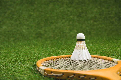 Beginnende badmintonspelers tijdens een training