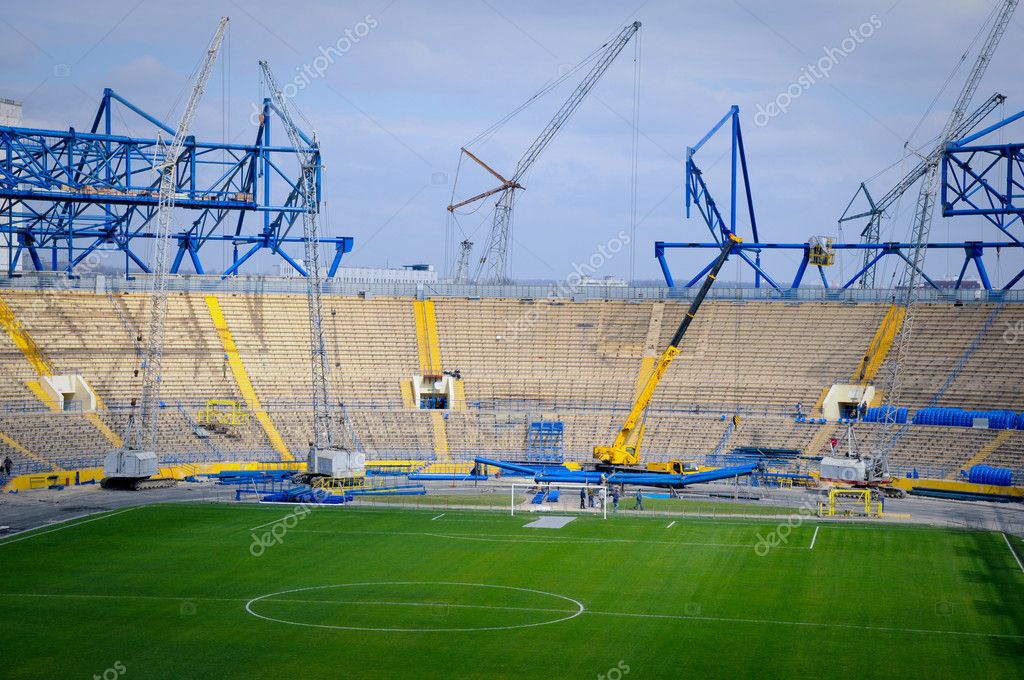 Tribune met stoelen langs een sportveld
