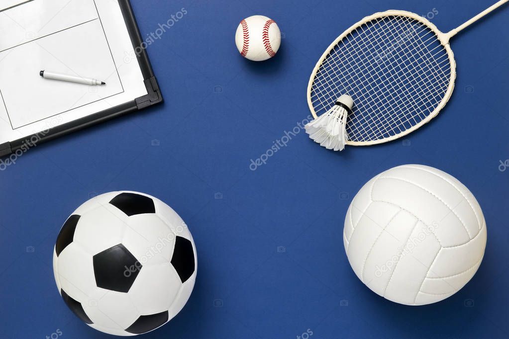 Badmintontrainer die tips geeft aan spelers in de sporthal