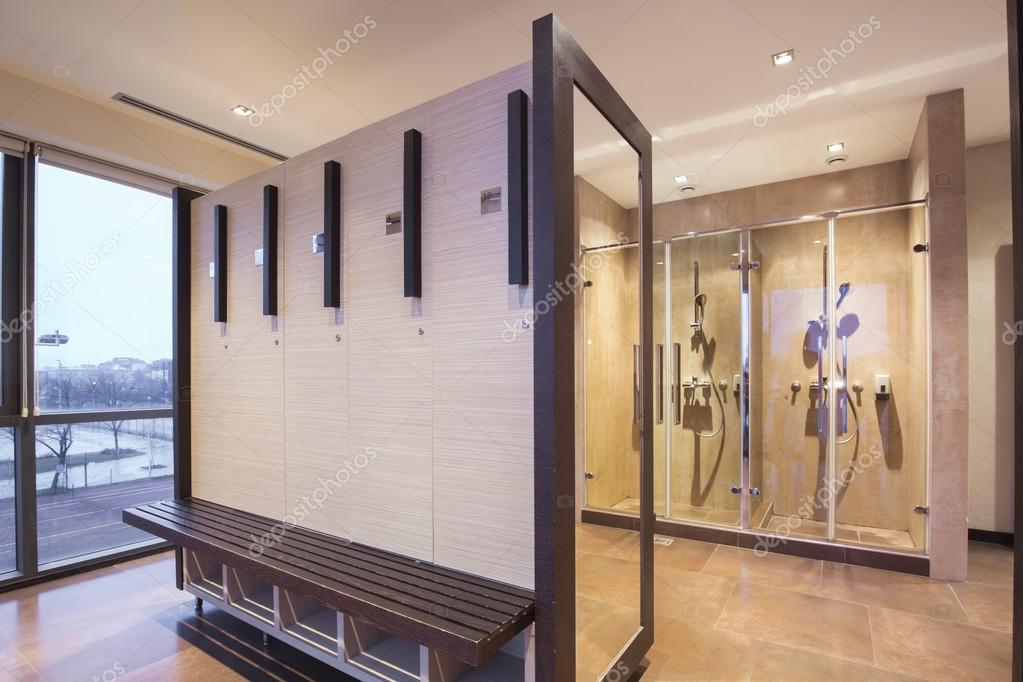 Kleedkamers met lockers en douches in een sporthal