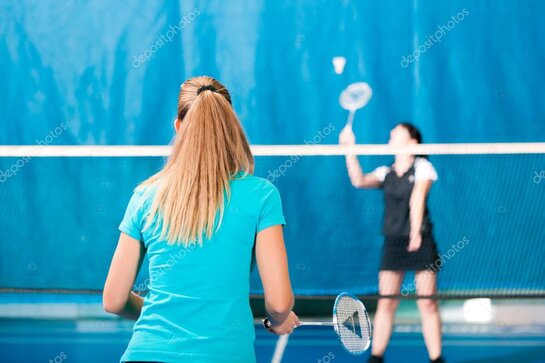 Badmintonners die het nieuwe seizoen starten in de sporthal