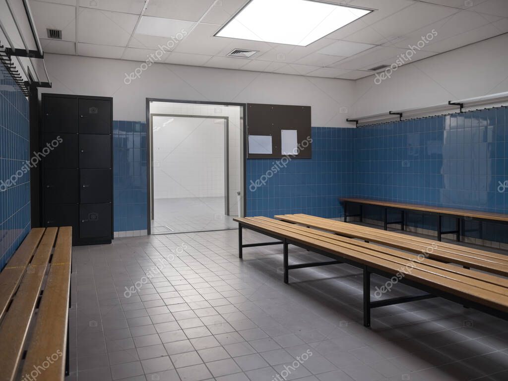 Sanitaire ruimte en lockers in een sportaccommodatie