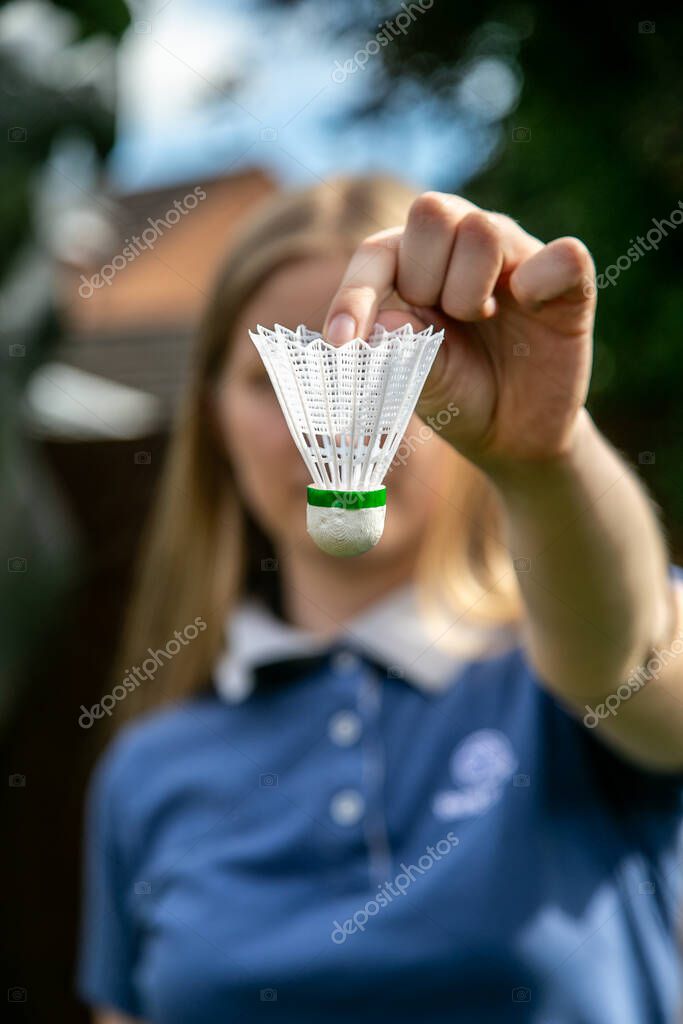 Jeugdspelers die badminton oefenen in de sporthal